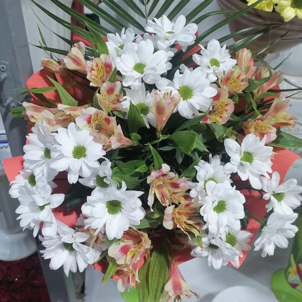 Сборный букет с  ромашками