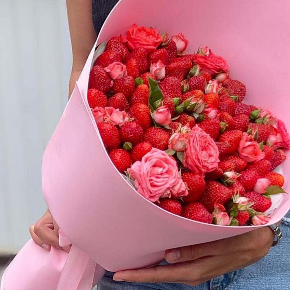 Клубника и розы