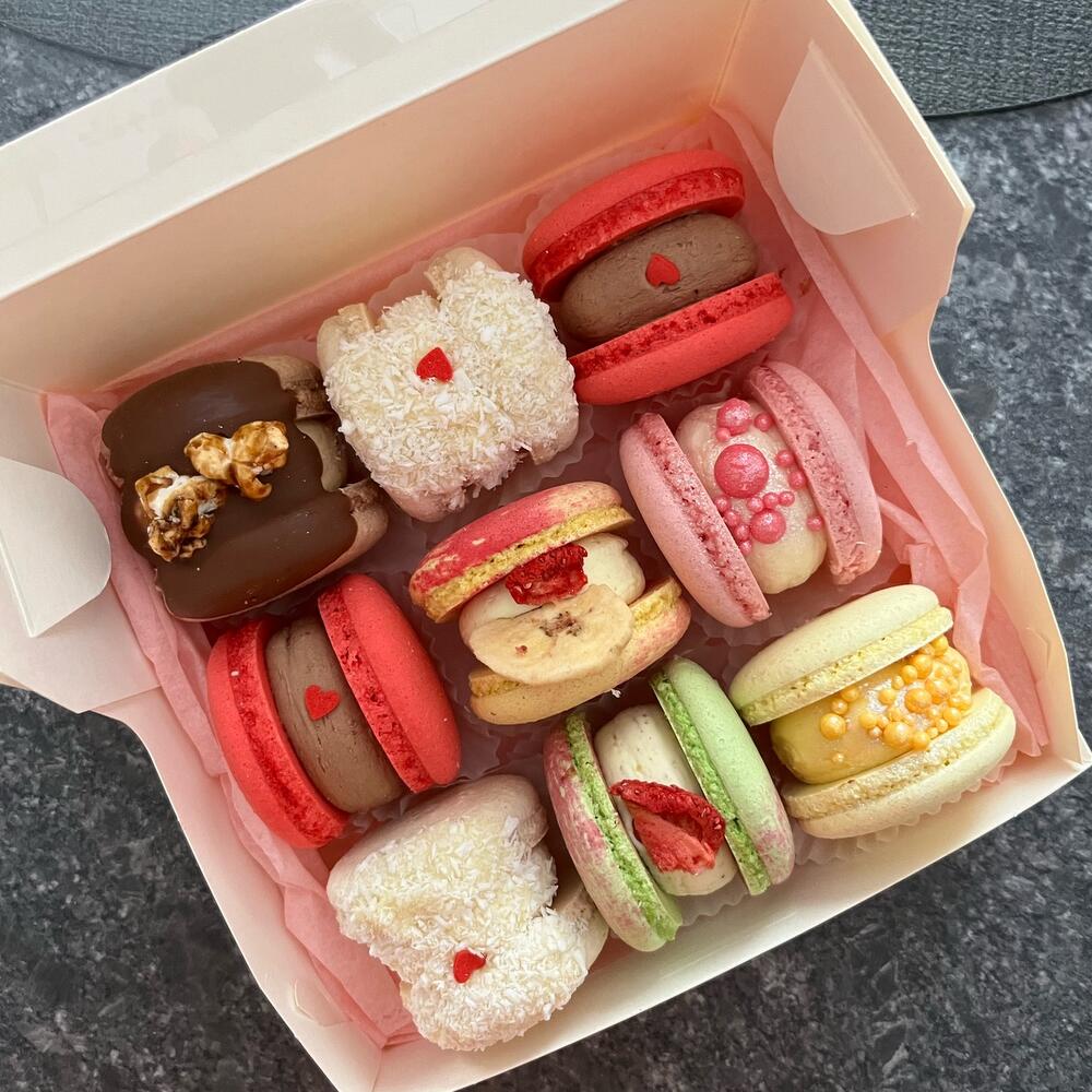 Assorted macarons of 9 pieces