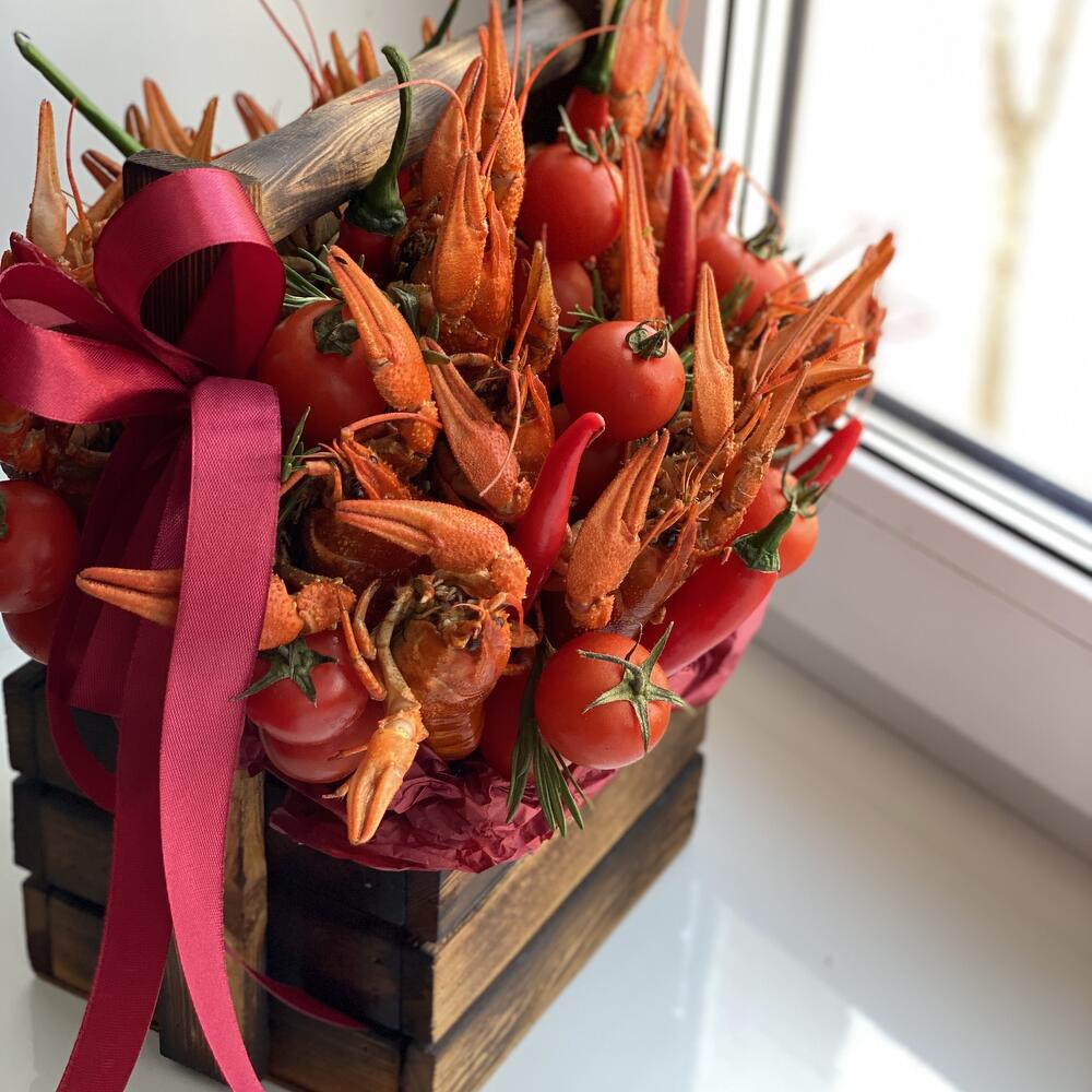 A box with crayfish size M