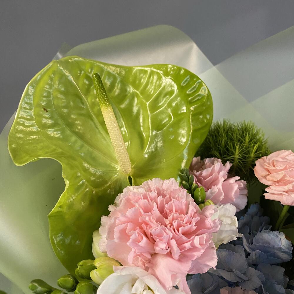 Букет с сочным антуриумом