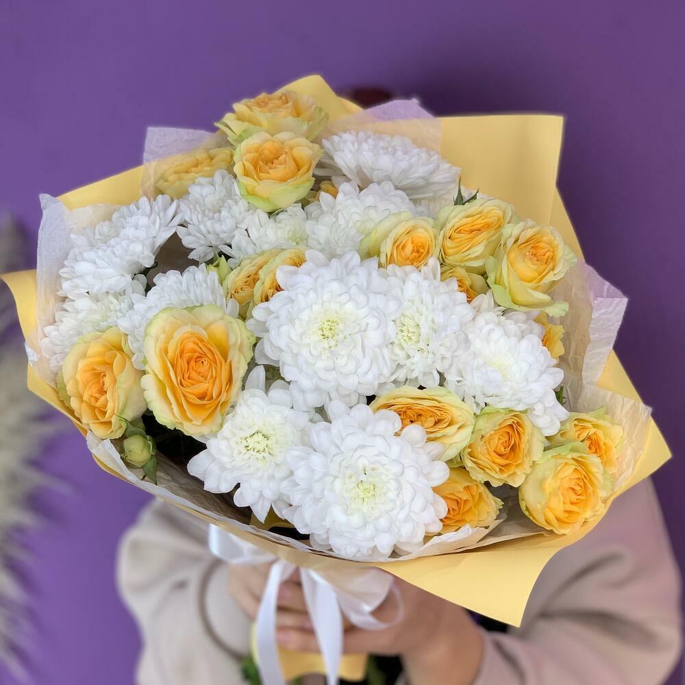 Букет из кустовых роз и хризантем💐