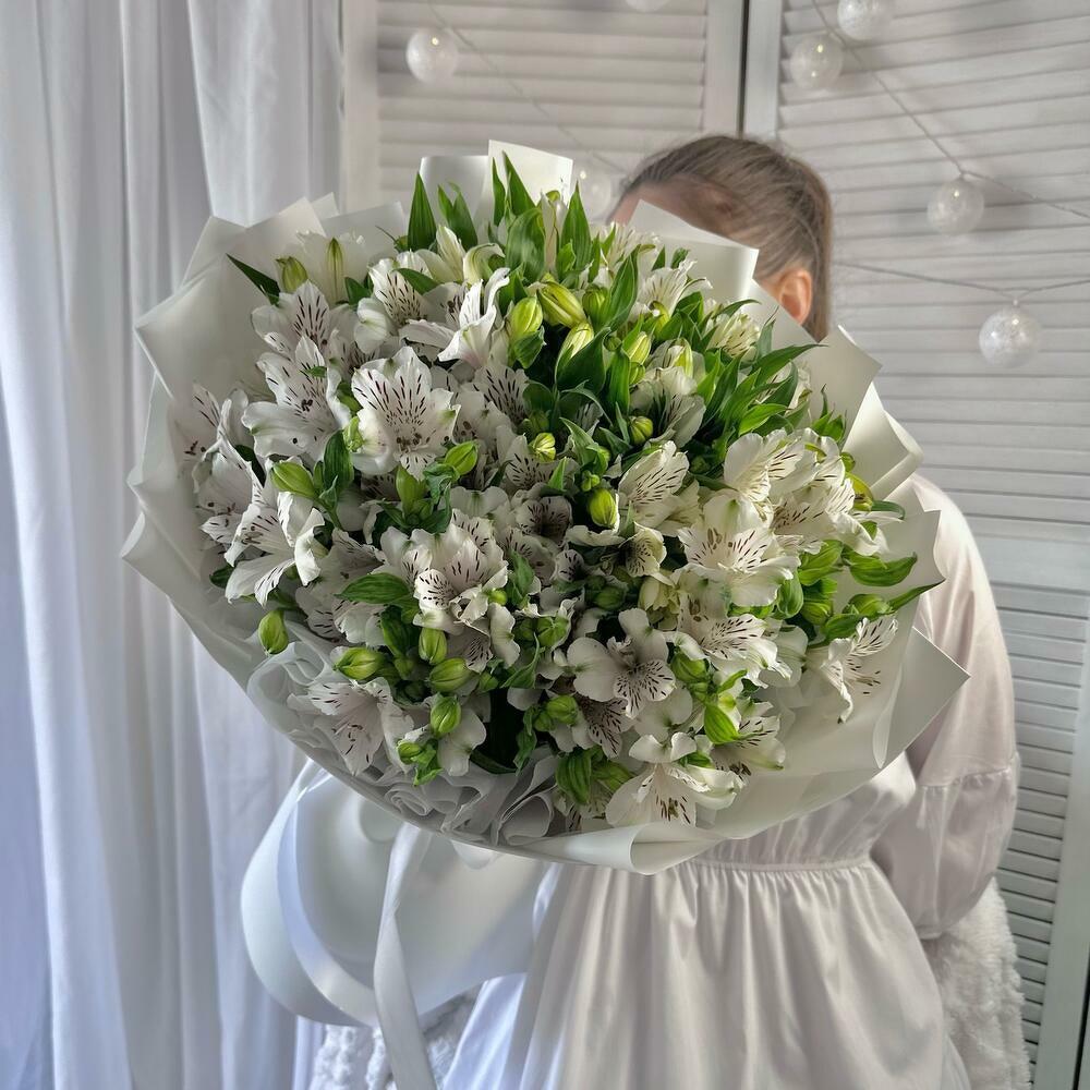 19 веток альстромерии в дизайнерской упаковке☘️Размер М