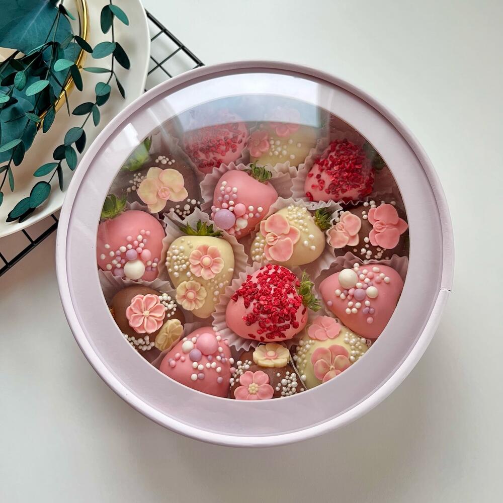 Клубника в шоколаде в белом боксе с цветами + подарок от Vivienne Sabo — румяна MACARON