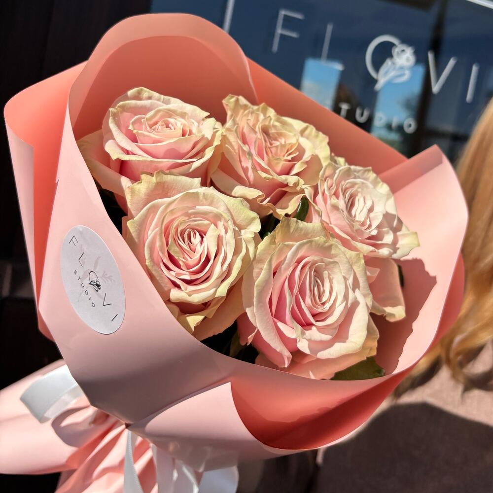 Нежно розовые пионовидные  кружевные розы Pink Mondial