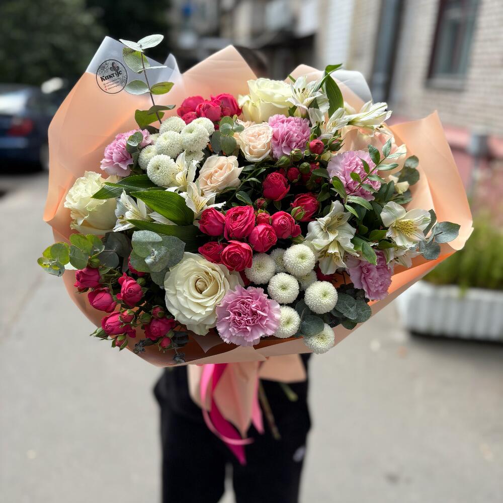 Букет «Яркие краски» из кустовых пионовидных роз, хризантем, роз, альстромерий, диантусов и эвкалипта