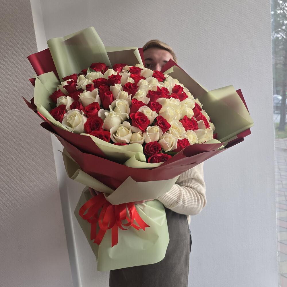 Монобукет из 101 красной и белой розы 🌹
