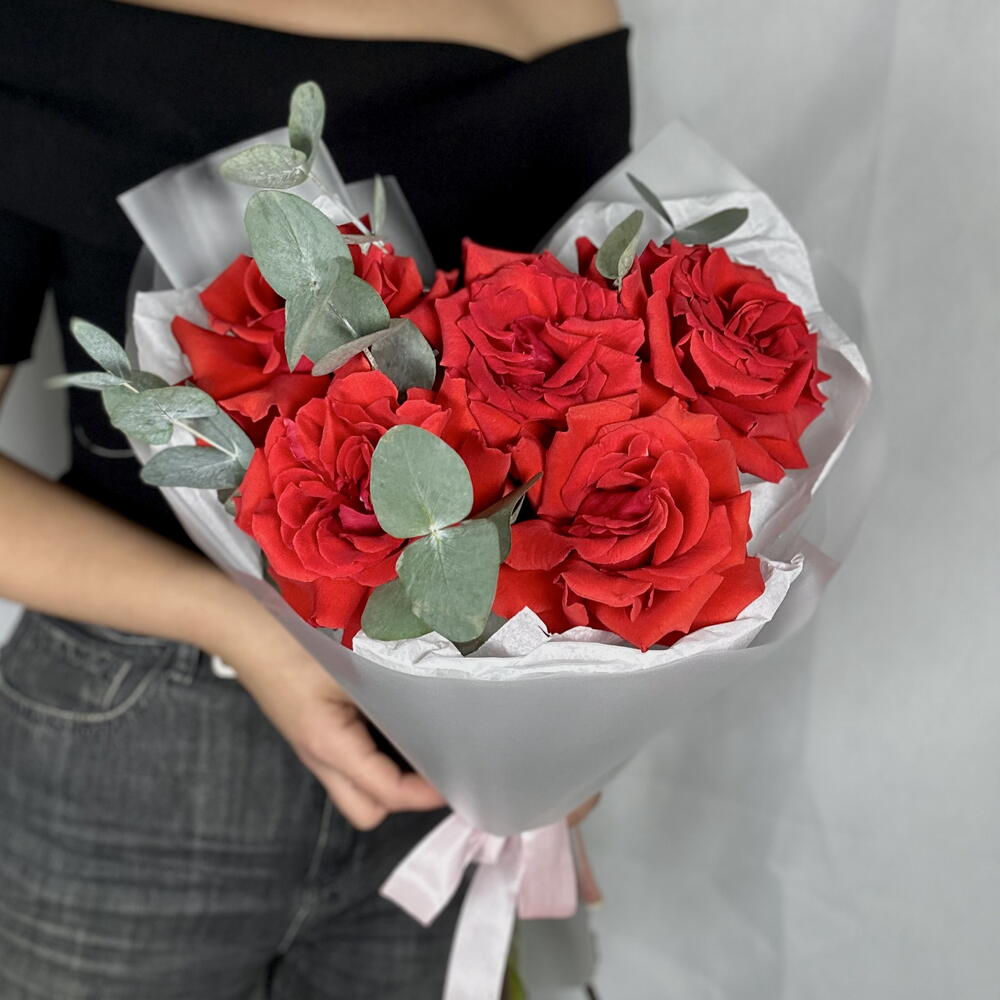Букет красных роз NINA х5 и эвкалипт ️
