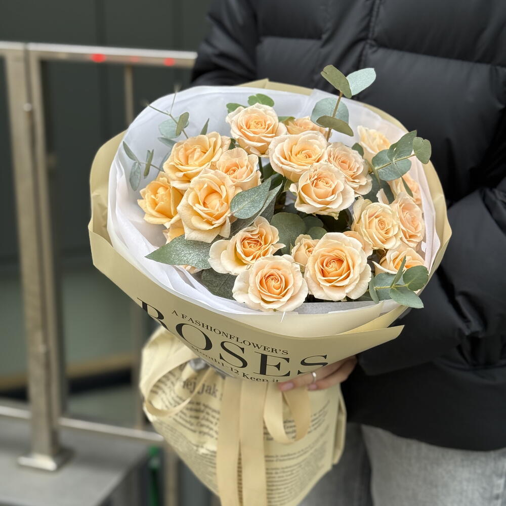 Букет Солнечный подарок из кустовых роз и эвкалипта