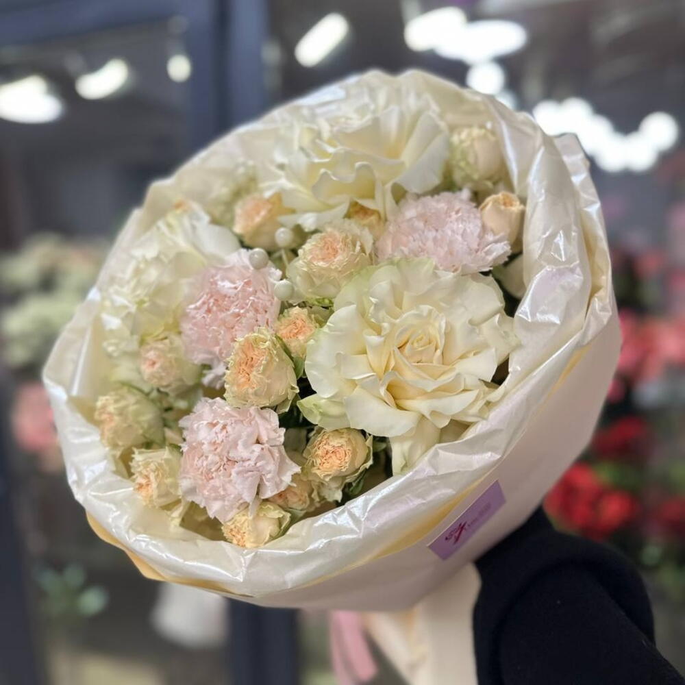 Крем брюле из французских роз, кустовых роз, диантусов и гиперикума