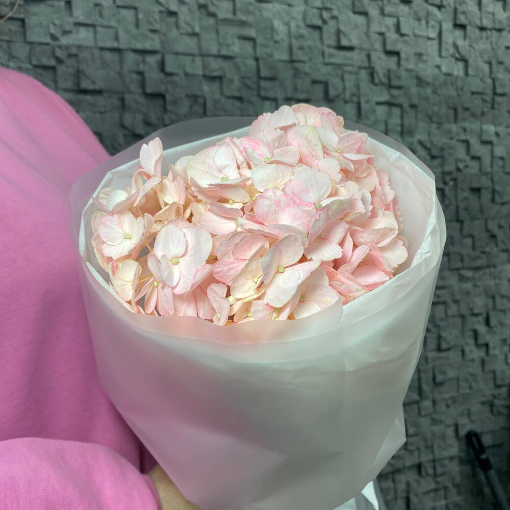 Букет с розовой гортензией