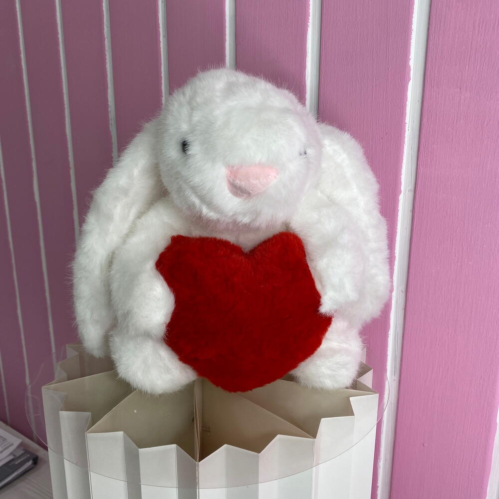 Зайка белый с сердечком ♥️