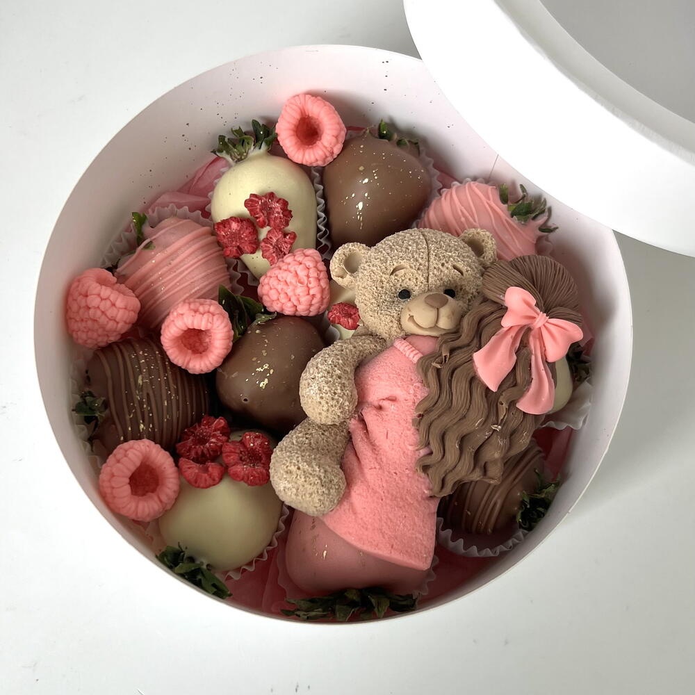 Клубника в шоколаде «девочка с мишкой»