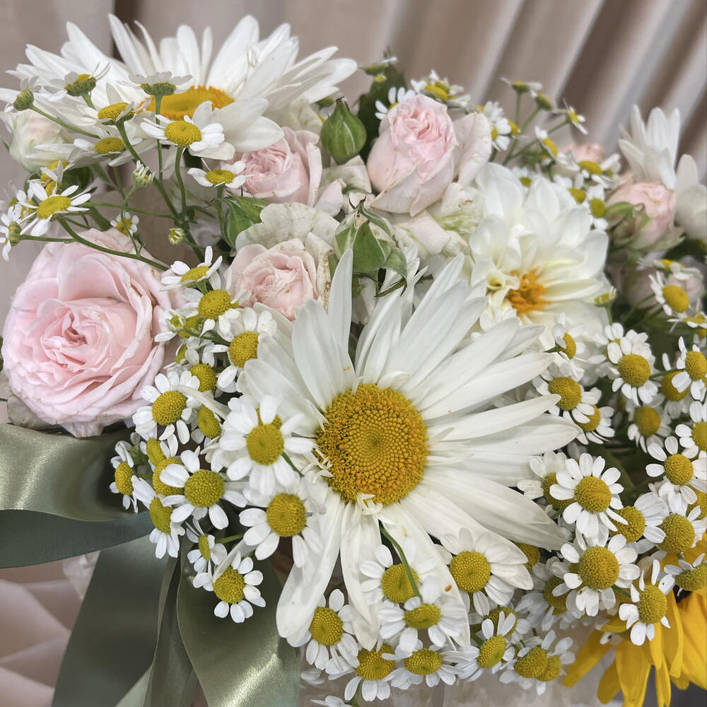Ромашки и подсолнух в крафтовом цилиндре 🌼