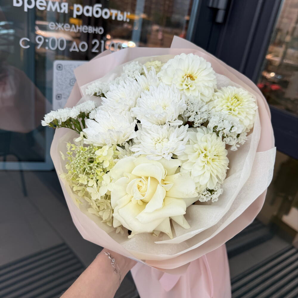 Букет с гортензией и георгинами «Лебединое озеро»