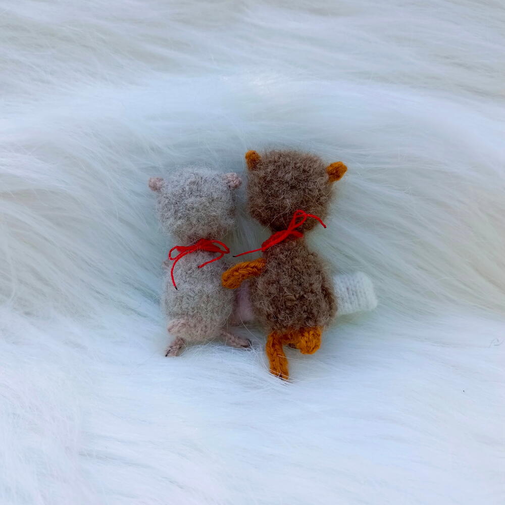 Спящие овечки с подушками. Вязаные игрушки, ручная работа. В комплекте 2 штуки