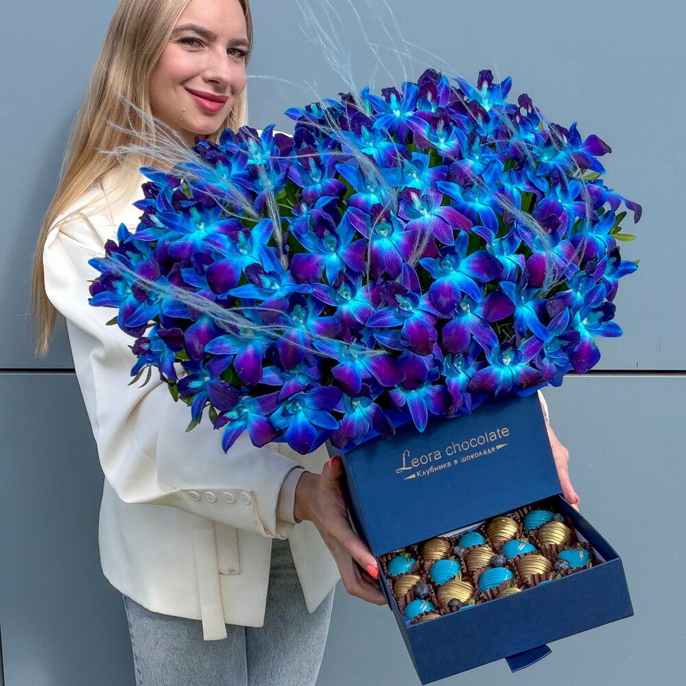 Премиум шкатулка. Цветы и клубника в Бельгийском шоколаде Callebaut. Подарочный набор 715