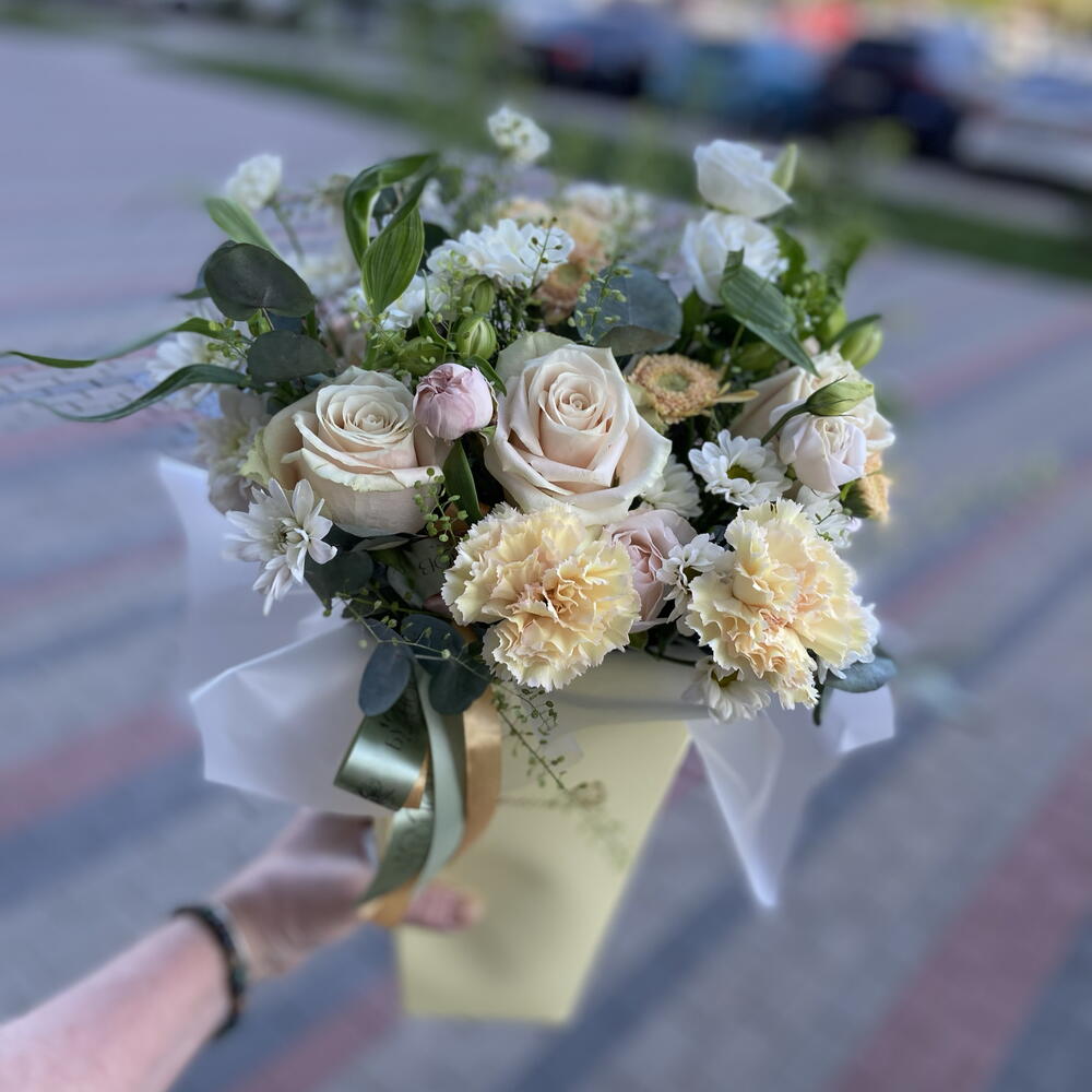 Цветы в коробке «Магия цветов»