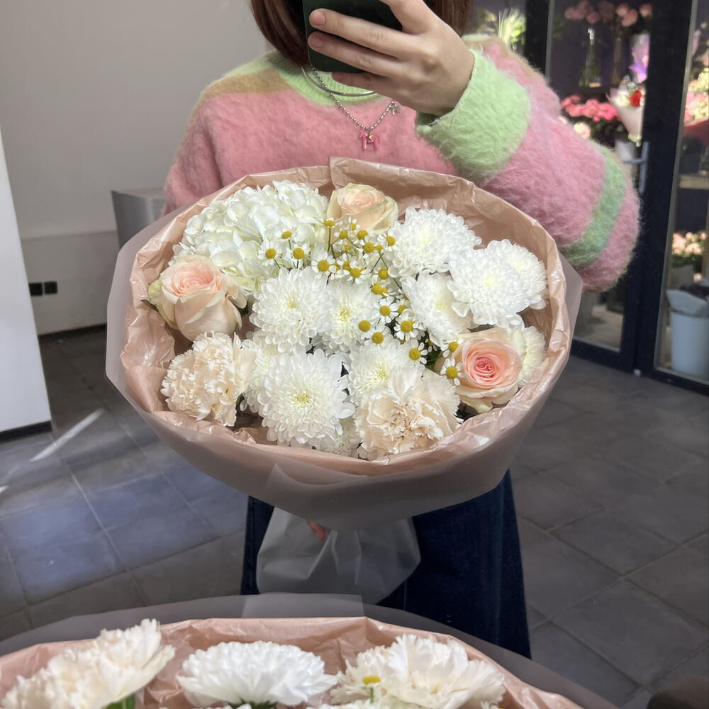 Букет с гортензией, розами, ромашками, хризантемами и диантусами