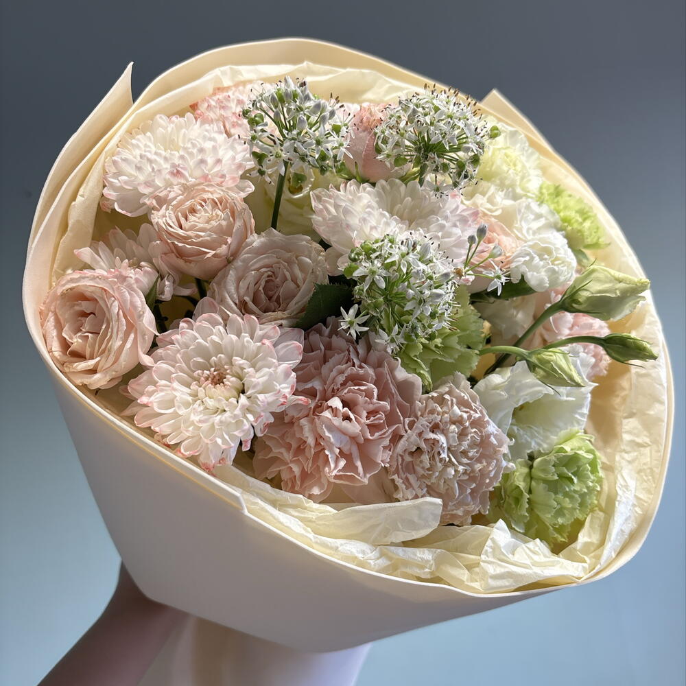 Букет из эустомы, хризантемы и диантуса и кустовой розы💕💐