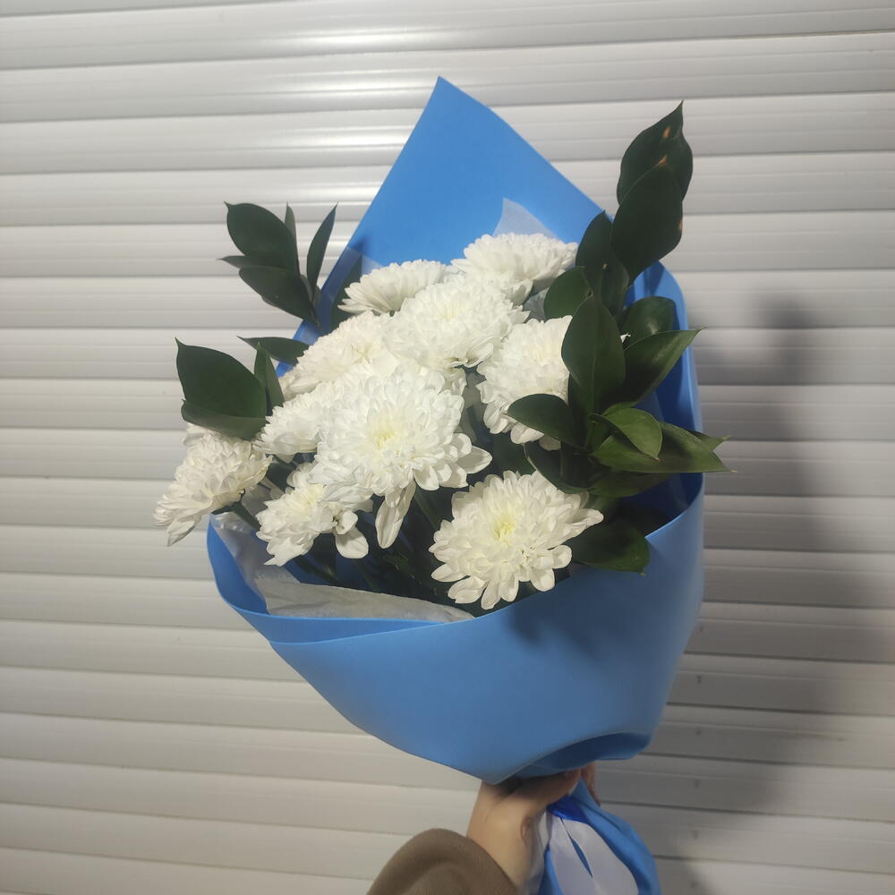 Букет из хризантем и рускуса