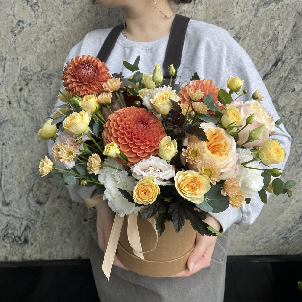 Композиция в шляпной коробке с георгинами
