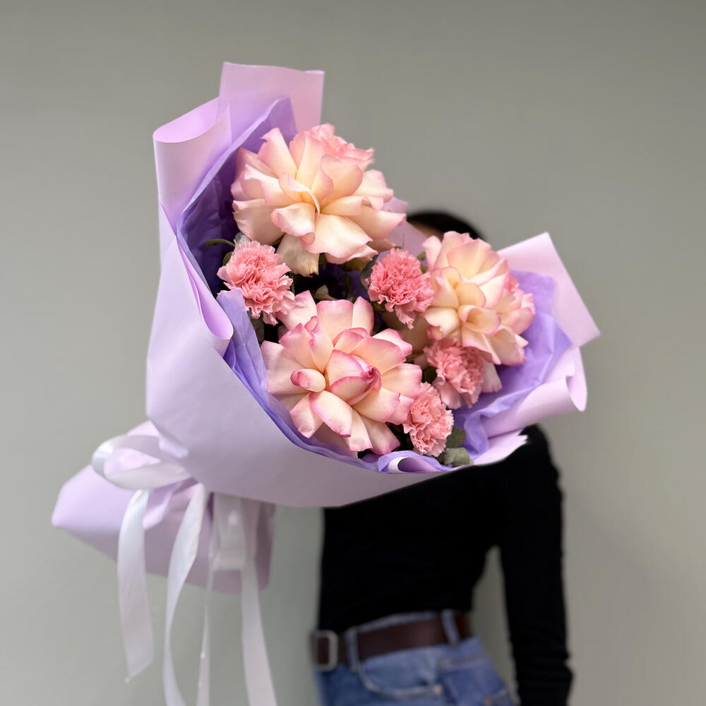 Букет  «Французский намёк» 🇫🇷🌸из роз сорта Esperance и  стойких диантусов🎀