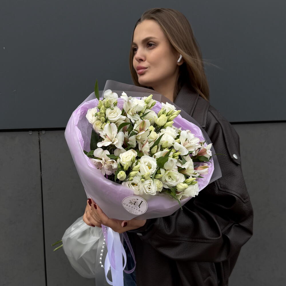 Букет с белой эустомой и альстромерией