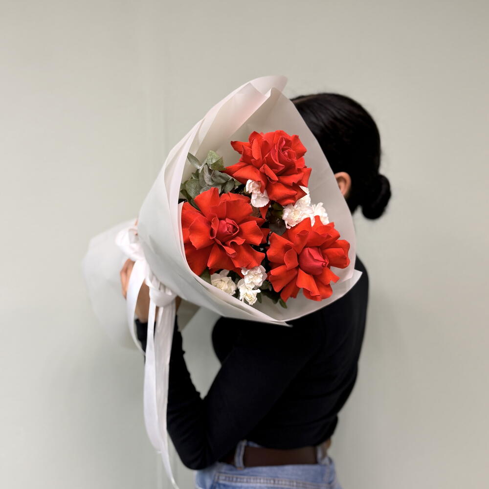 «Нежная гармония: роза „Нина плюс кустовой диантус» 🌹️
