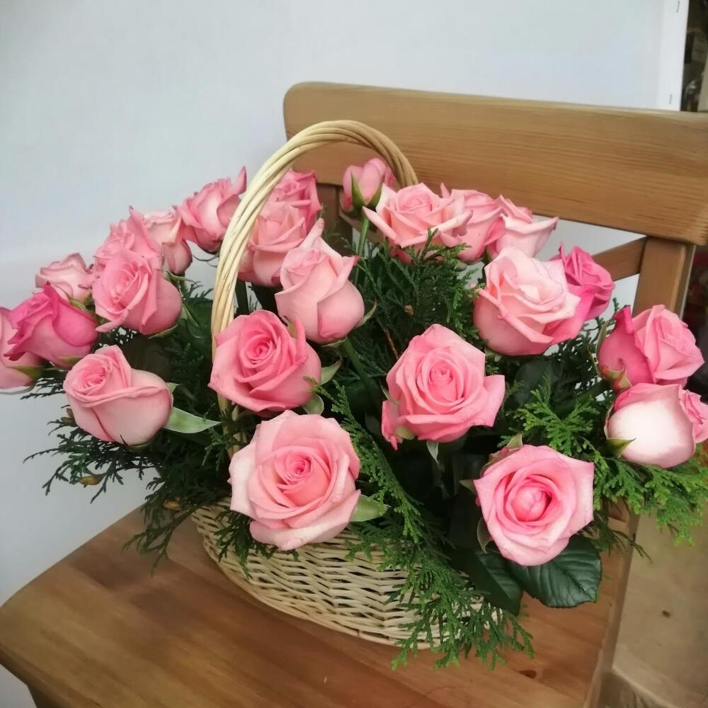 ✅ Корзина с розами