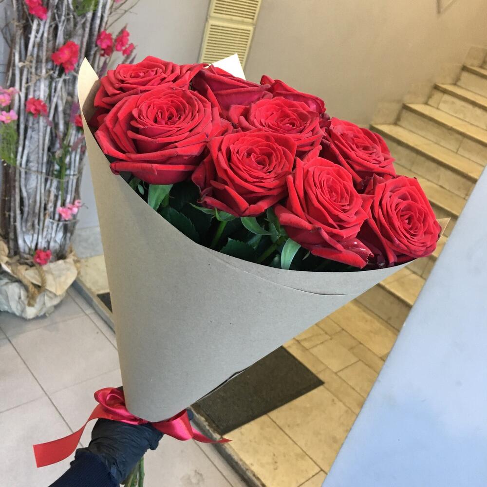 9 роз в крафте