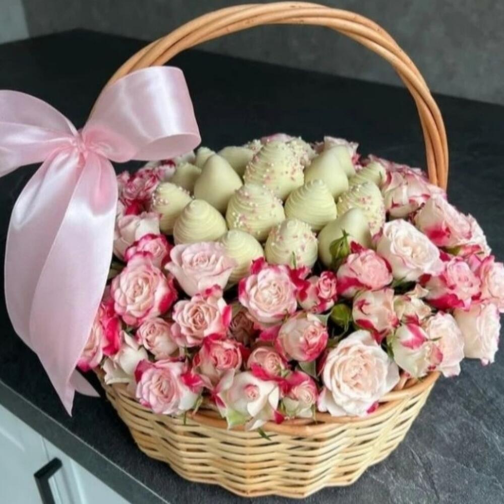 Корзина с цветами и клубникой💘