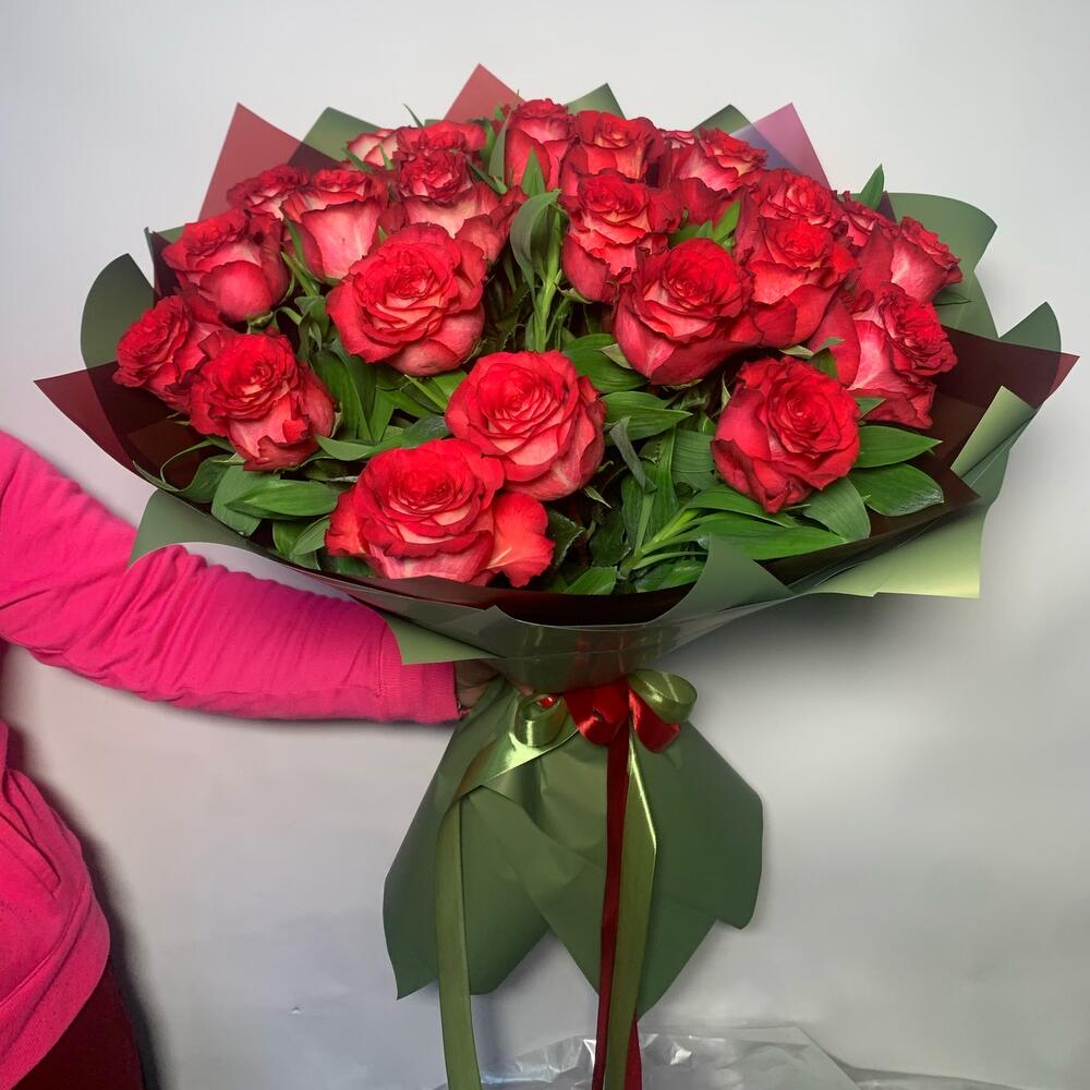 Букет из роз сорта игуаза