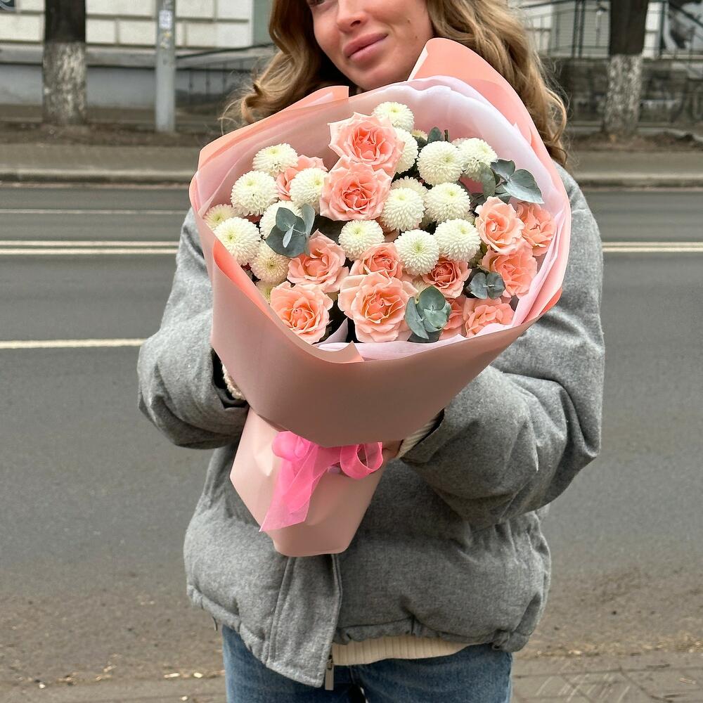 Букет с кустовыми розами, хризантемами и эвкалиптом в упаковке