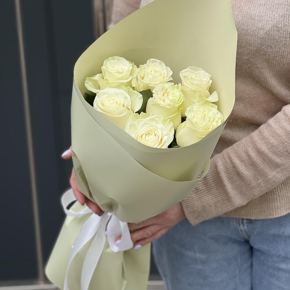 Lime bouquet of 7 white roses