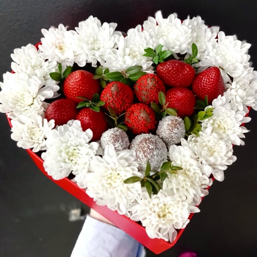 Сердце с хризантемой и клубникой в шоколаде