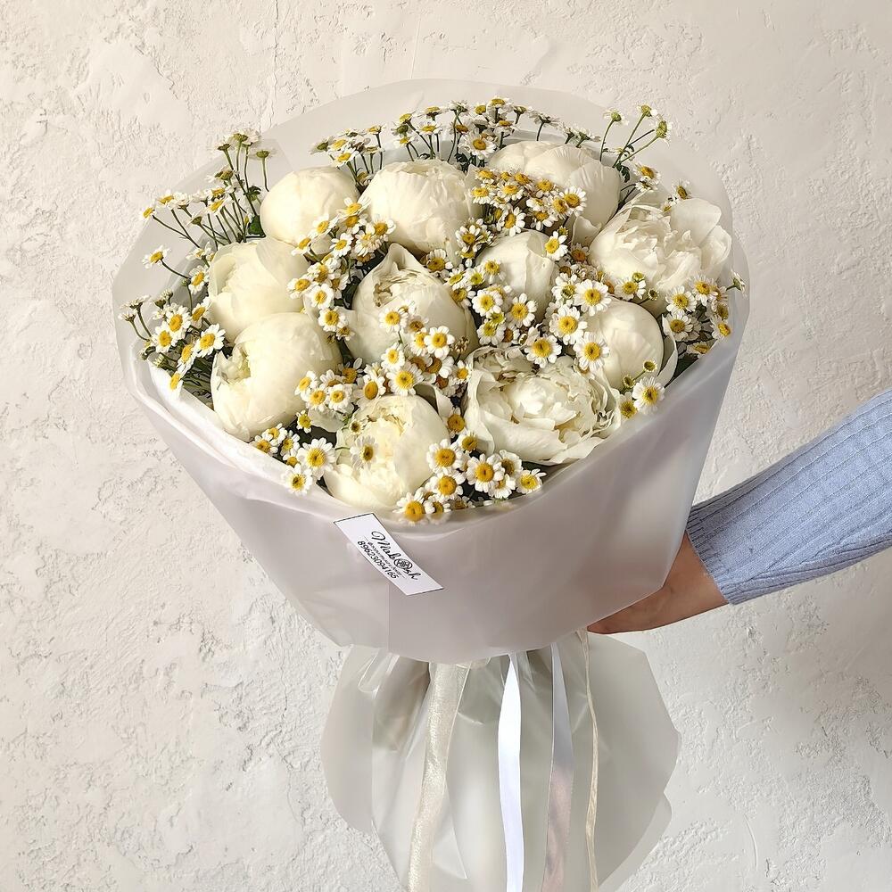 Ароматные пионы с ромашкой
