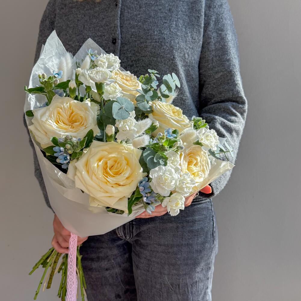 Delicate bouquet with a Candlelight rose and oxypetalum