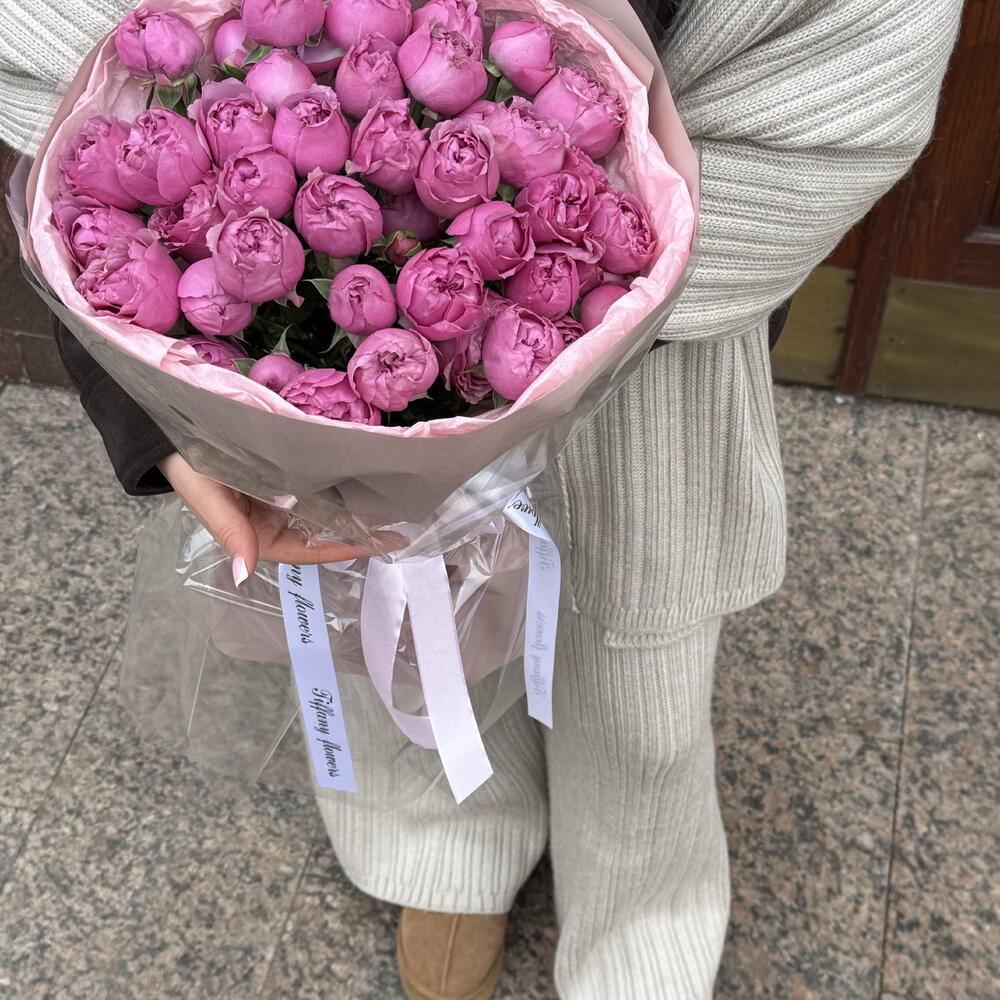Букет от цветочного дома «TIFFANY» пионовидные кустовые розы Misty в розовой упаковке