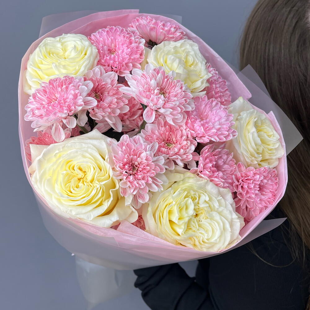 Букет из кустовых хризантем и роз пионовидных 🌸