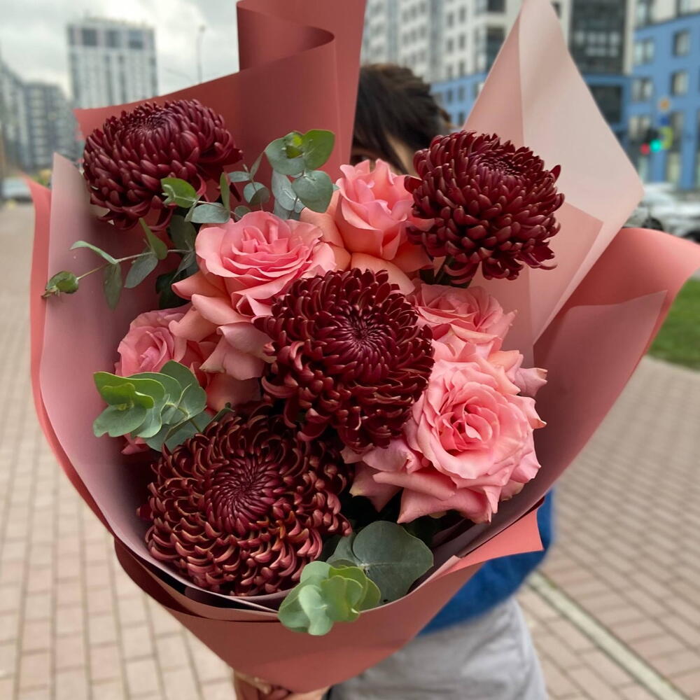 Букет с Французскими Розами и Хризантемами "Яркий Коралл"