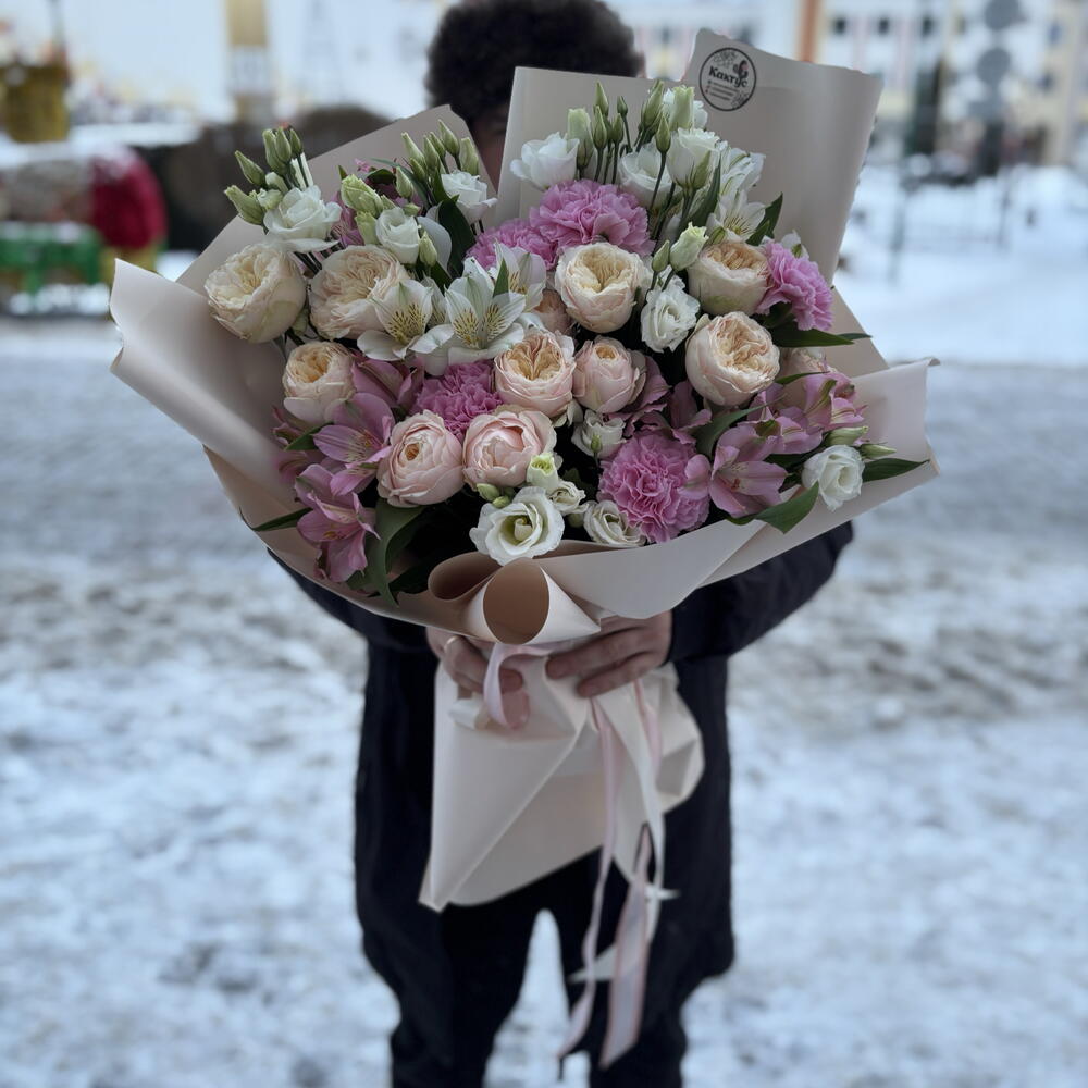 Букет «Любой каприз» из кустовых пионовидных роз, альстромерий, диантусов и эустом
