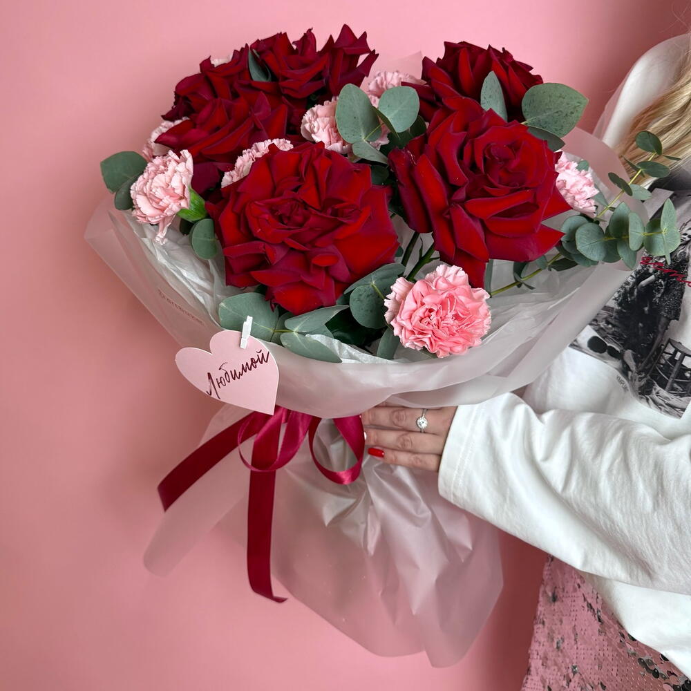 Букет из гвоздик и французских красных роз «To my love»