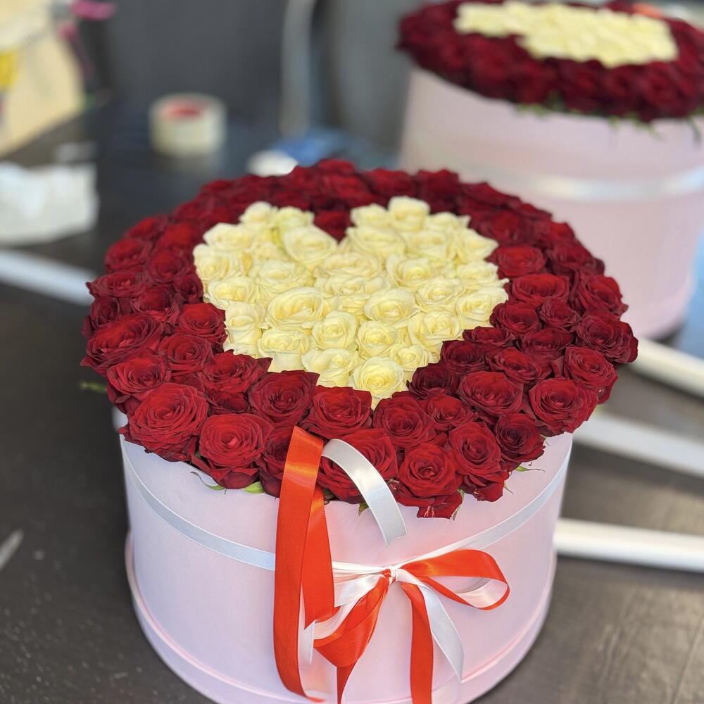 Цветы в коробке сердечком