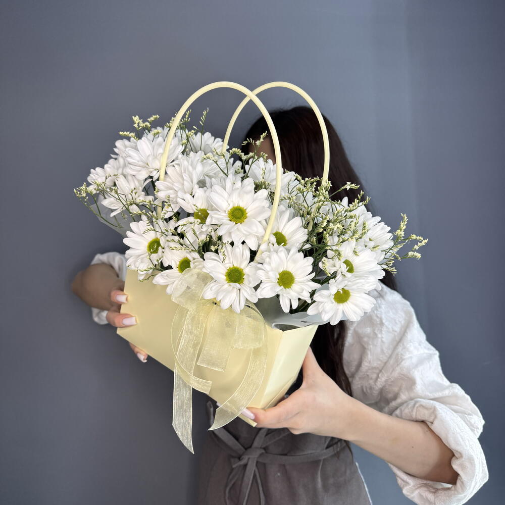 Цветы в коробке с ромашковой🌼 хризантемой Алтай и лимониумом