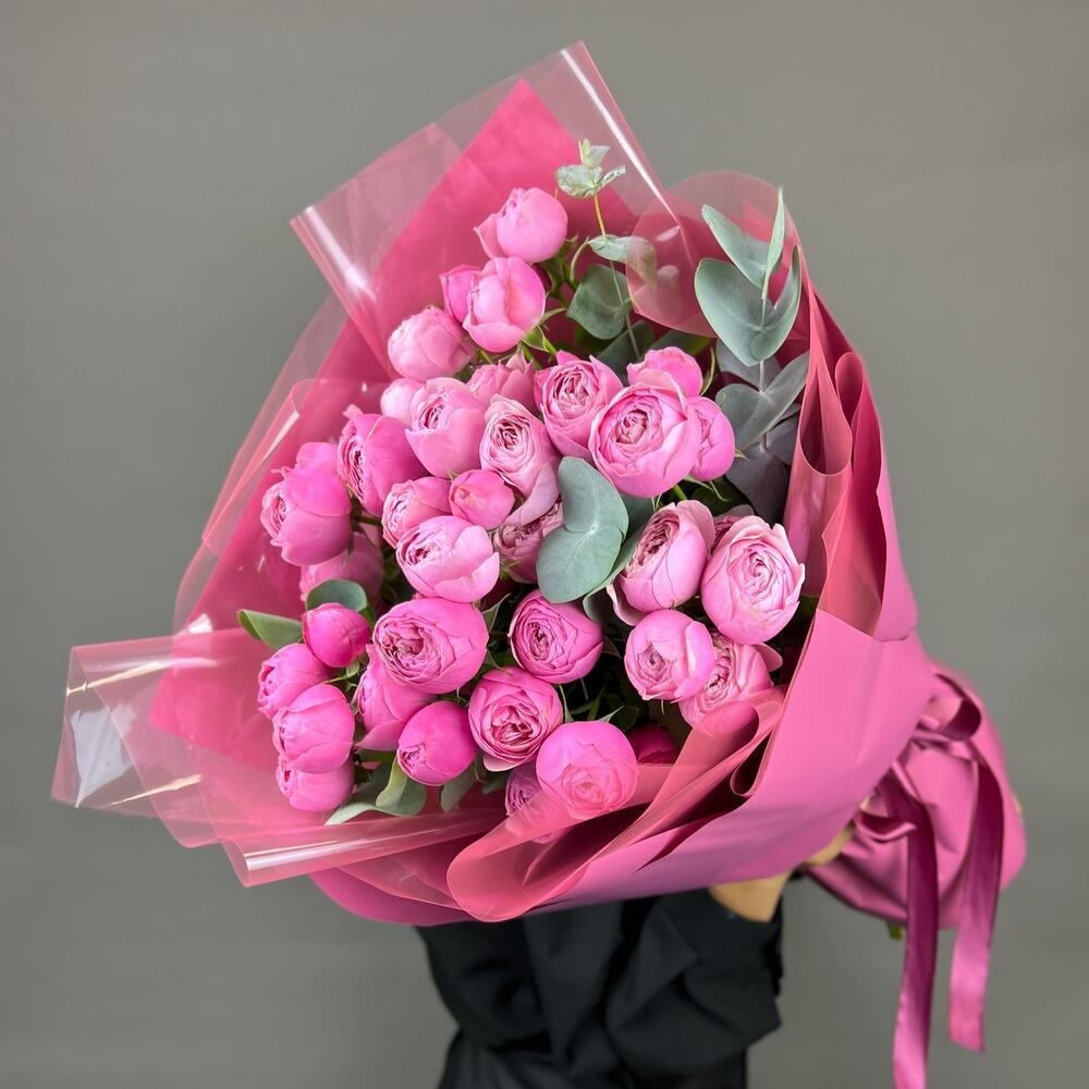 Моно букет  из Пионовидных кустовых роз сорта Silva Pink+ с эвкалиптом