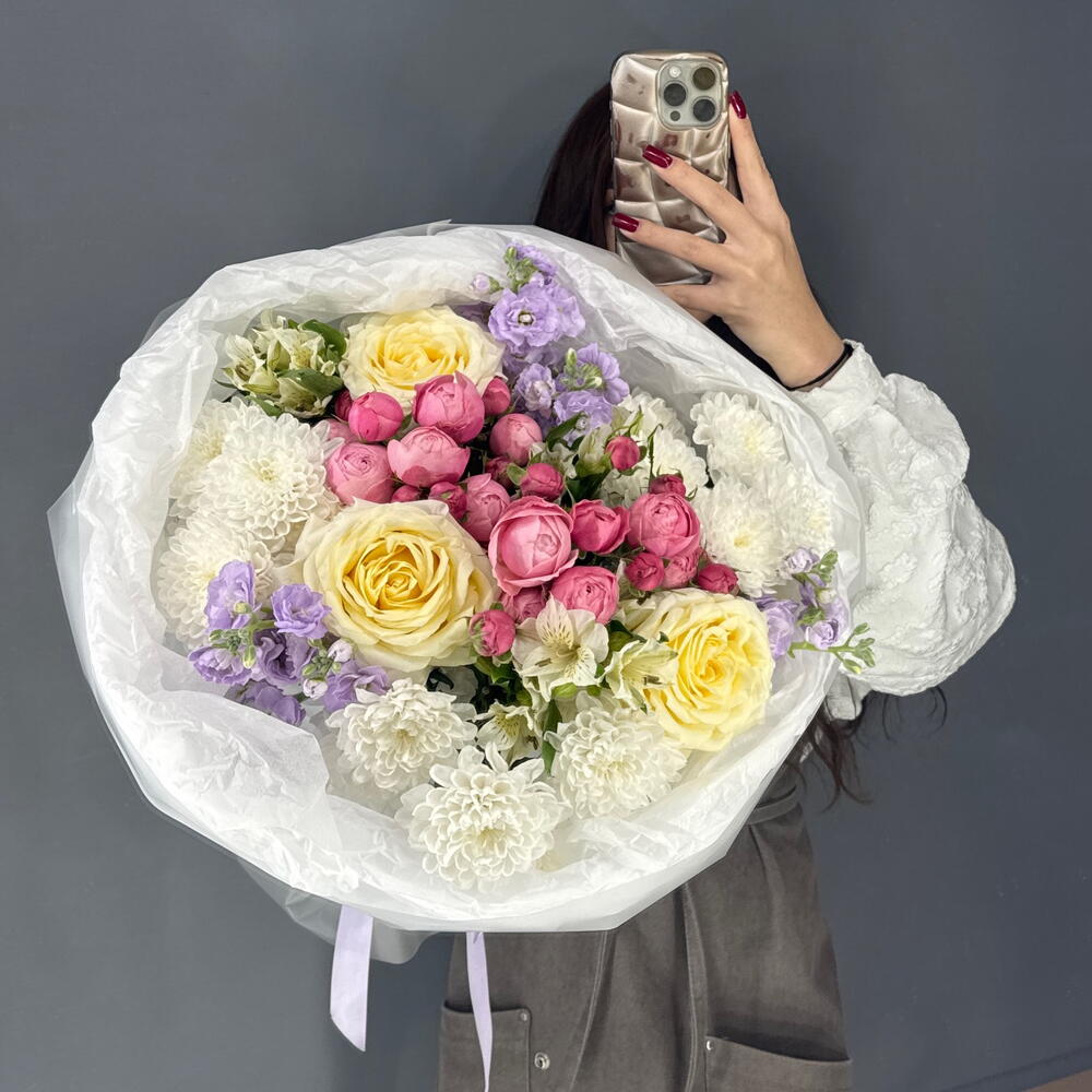 Авторский букет💐 с сиреневой маттиолой💟 и пионовидной Кустовой Розой Сильва Пинк💕