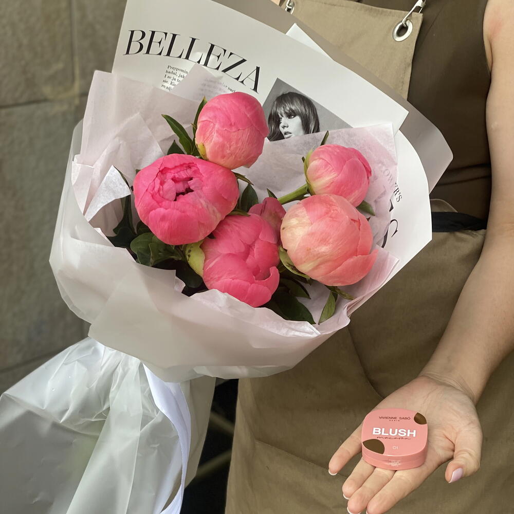 Букет коралловых пионов + подарок от Vivienne Sabo — румяна MACARON