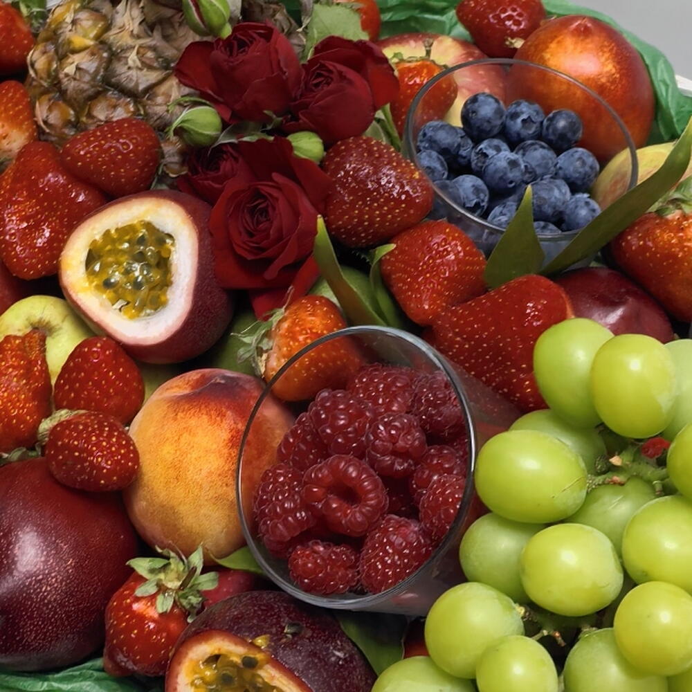 Фруктовая корзина с розами