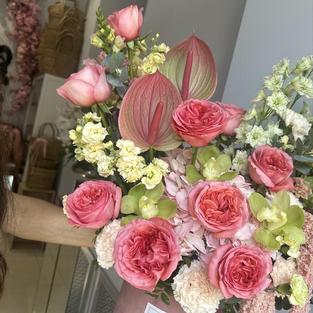 Цветочный сад с антуриумом, дельфиниумом и пионовидной розой